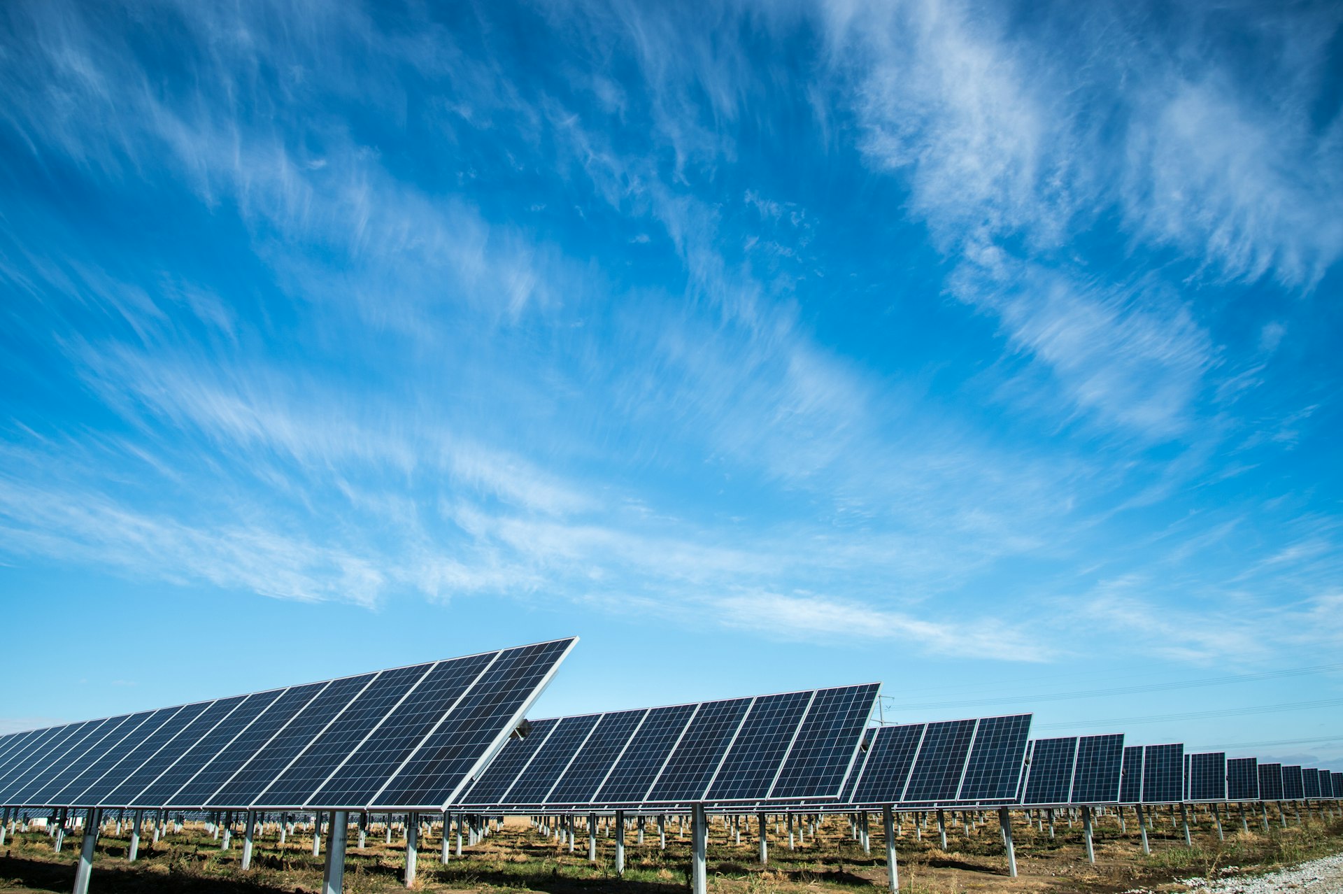 Centrale solaire photovoltaique au sol avec ciel bleu